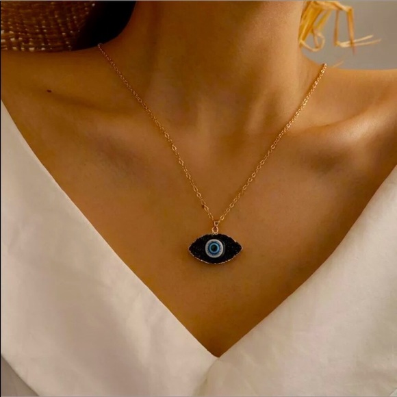 - NEW, Fuchsia Turkish Evil Eye Pendant & Golden Chain Necklace. - Picture 2 of 12